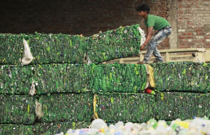प्लास्टिक की डिमाण्ड ढलान पर, पेट्रोकेमिकल का भविष्य ख़तरे में