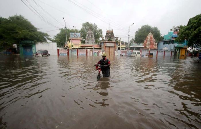 चक्रवाती तूफान निवार के कारण पूर्वी तट पर भारी बारिश