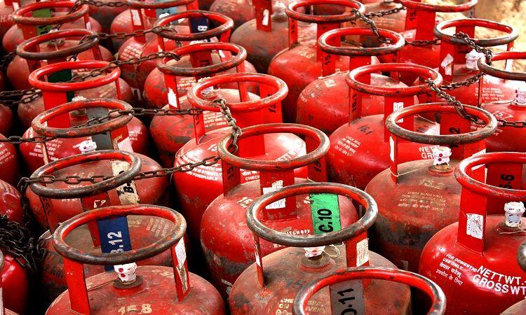 घर के भीतर प्रदूषण: ‘केवल 50% कर रहे रसोई गैस का इस्तेमाल’