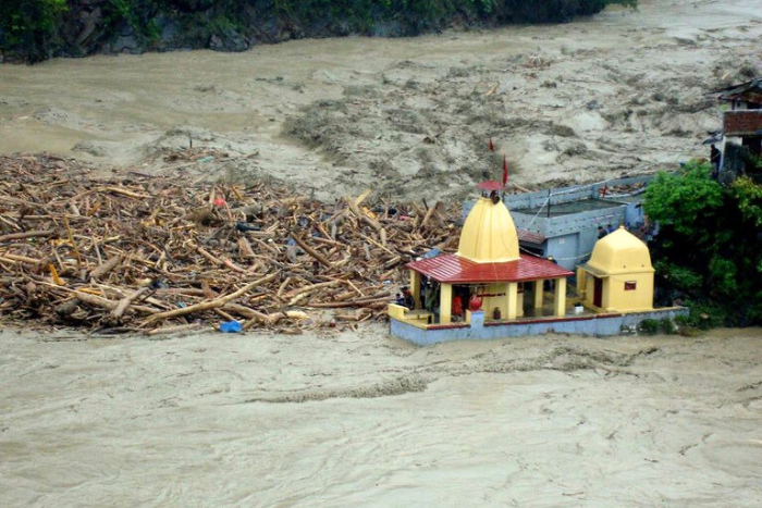 कहीं बाढ़ और भूस्खलन तो कहीं सूखे की मार से देश बेहाल